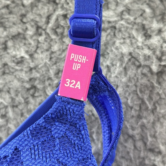 NEW Victoria’s Secret Push Up Lace Bra Front Closure 32A - Picture 2 of 8